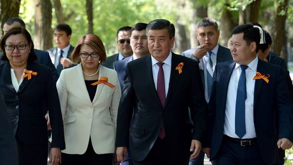 Кыргызстандын президенти Сооронбай Жээнбеков Өлбөс полк жүрүшү учурунда - Sputnik Кыргызстан