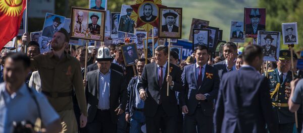 Президент Сооронбай Жээнбеков Улуу Жеңиш маршында. Архив - Sputnik Кыргызстан