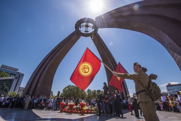Жөө жүрүшкө чыккандар эки жарым сааттан кийин Жеңиш паркына кирип келишти - Sputnik Кыргызстан
