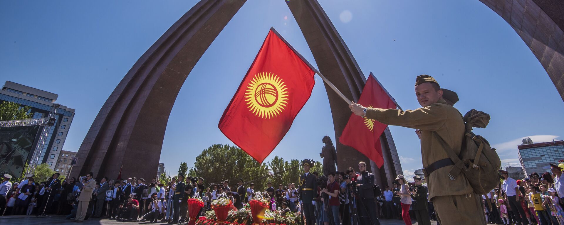 Военнослужащие ставят цветы у вечного огня во время Дня победы в Бишкеке. Архивное фото - Sputnik Кыргызстан, 1920, 07.05.2024