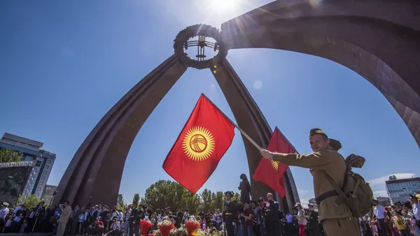 Военнослужащие ставят цветы у вечного огня во время Дня победы в Бишкеке. Архивное фото - Sputnik Кыргызстан