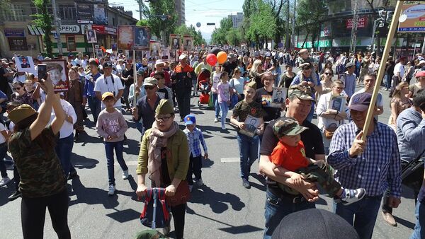 Несколько тысяч человек пели хором! Видео Бессмертного полка в Бишкеке - Sputnik Кыргызстан