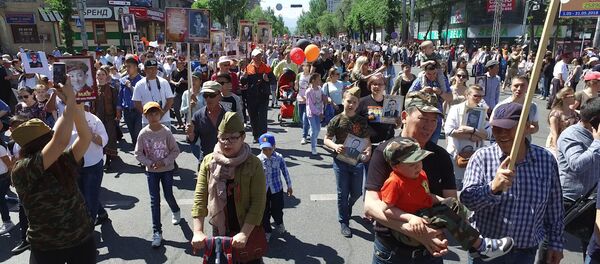 Несколько тысяч человек пели хором! Видео Бессмертного полка в Бишкеке - Sputnik Кыргызстан