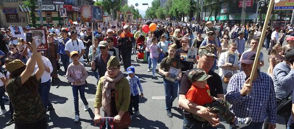 Көчөгө батпай, ураалап кыйкыргандар. Бишкектеги Өлбөс полк акциясынын видеосу - Sputnik Кыргызстан