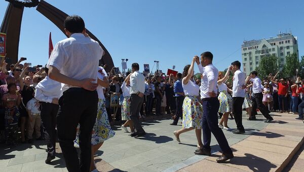 Сотни нарядных бишкекчан станцевали на площади Победы — видео - Sputnik Кыргызстан