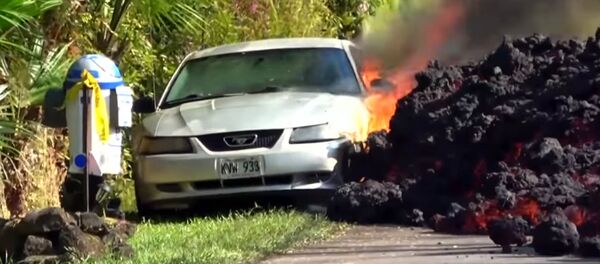 Лава медленно поглотила Ford Mustang на Гавайях — видео массовых разрушений - Sputnik Кыргызстан