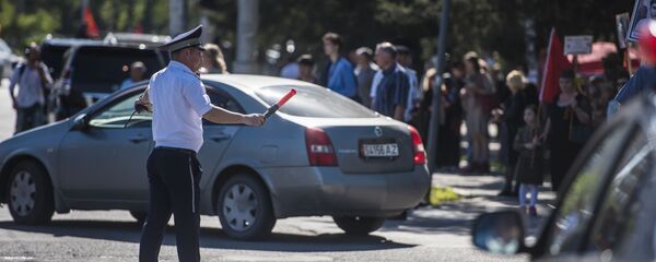 Сотрудник ГУОБДД во время регулирования движения. Архивное фото - Sputnik Кыргызстан