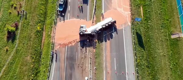 В Польше на девяти километрах трассы разлилось 12 тонн шоколада — видео В Польше на девяти километрах трассы разлилось 12 тонн шоколада — видео - Sputnik Кыргызстан