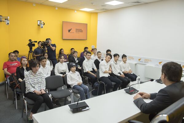 10 мая в мультимедийном пресс-центре Sputnik Кыргызстан состоялась встреча школьников с единственным космонавтом из Кыргызстана Салижаном Шариповым. - Sputnik Кыргызстан