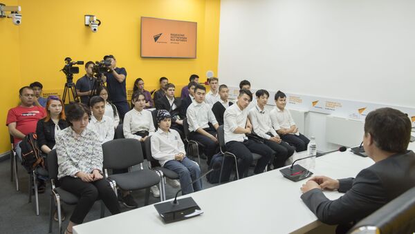 Встреча школьников столичной гимназии в космонватом Салижаном Шариповым - Sputnik Кыргызстан