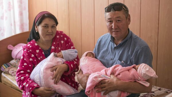 45-летняя Чынара Исманова родила тройню - Sputnik Кыргызстан