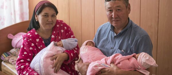 45-летняя Чынара Исманова родила тройню - Sputnik Кыргызстан