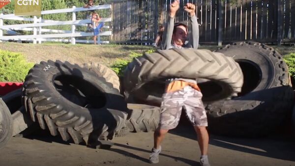 Мужчина крутит шину от трактора, как обруч, — забавное видео - Sputnik Кыргызстан