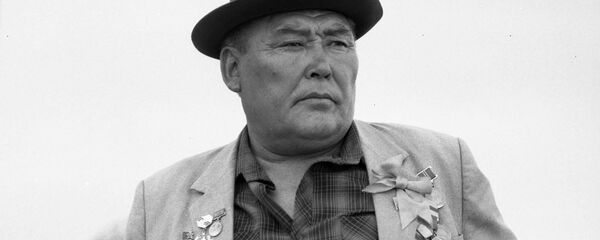 Актер, режиссер, төкмө акын, обончу, дастанчы Орозбек Кутманалиев Ак кеме тасмасында. Архив Актер, режиссер, төкмө акын, обончу, дастанчы Орозбек Кутманалиев Ак кеме тасмасында. Архив - Sputnik Кыргызстан