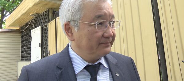 УКМКнын имаратынан чыккан Кулматов эмнеге чакырылганын айтты. Видео УКМКнын имаратынан чыккан Кулматов эмнеге чакырылганын айтты. Видео - Sputnik Кыргызстан