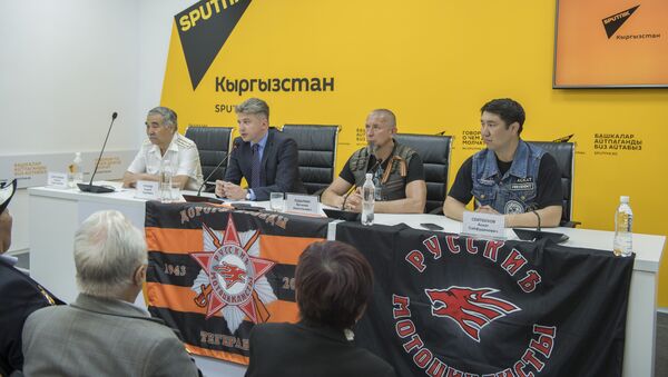 Встреча ченов российского мотоклуба Ночные волки с ветеранами и школьниками - Sputnik Кыргызстан