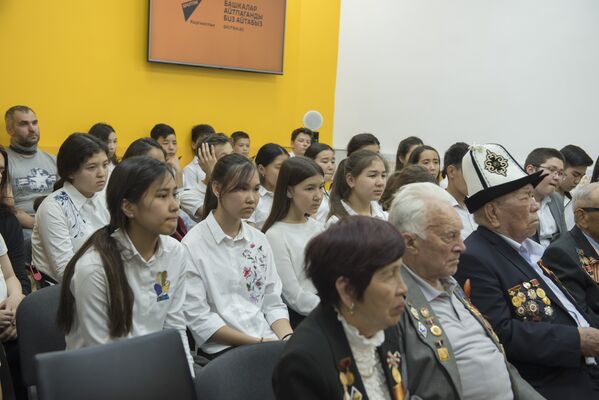 Школьники и ветераны ВОВ на встрече - Sputnik Кыргызстан