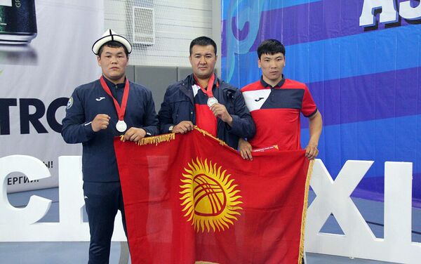 На втором месте сборная Кыргызстана — 58 (24; 16; 18), на третьем Таджикистан — 24 медалей (14; 6; 4). - Sputnik Кыргызстан