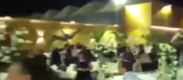 Люди в панике сбежали со свадьбы, увидев ракету, — видео из Израиля - Sputnik Кыргызстан