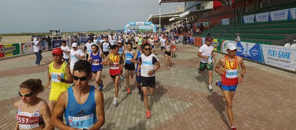 Больше 2 тысяч бегунов на Иссык-Куле — очень мотивирующее видео - Sputnik Кыргызстан