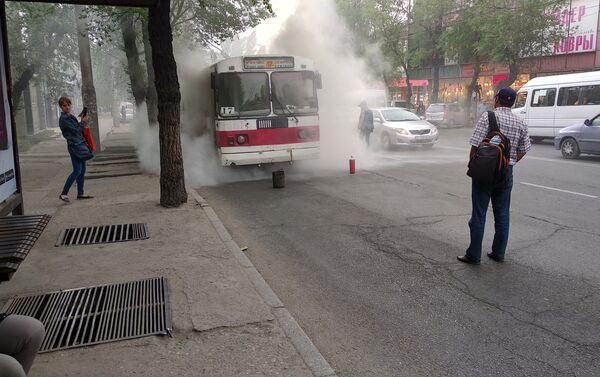 На пересечении улиц Байтик Баатыра и Кулатова в Бишкеке горел троллейбус №17 - Sputnik Кыргызстан