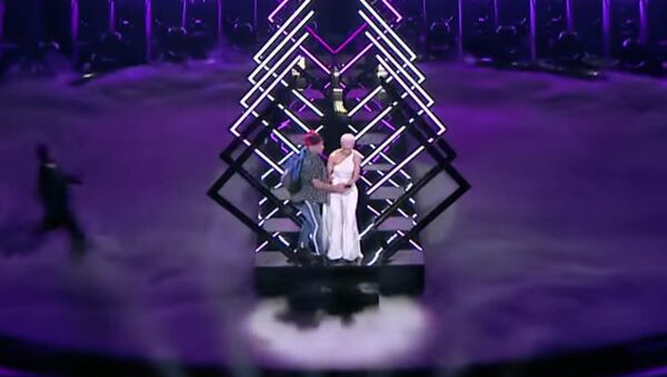 У британки во время выступления на Евровидении отобрали микрофон — видео - Sputnik Кыргызстан