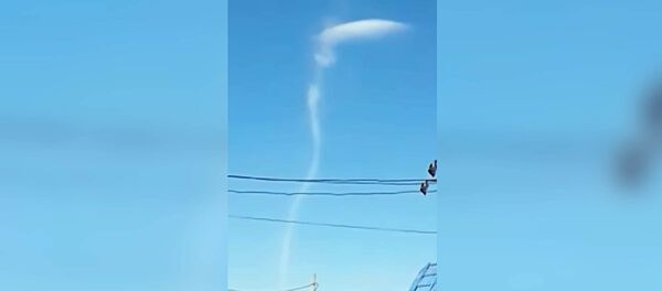 Капризы природы: высокий смерч попал на видео - Sputnik Кыргызстан