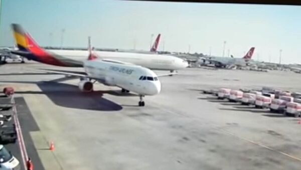 Упс! Лайнер снес хвост пассажирскому самолету — видео из Турции - Sputnik Кыргызстан