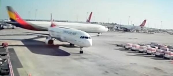 Упс! Лайнер снес хвост пассажирскому самолету — видео из Турции - Sputnik Кыргызстан