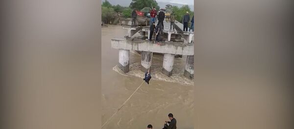 Ак-Талаада ара жолдо калгандар Нарын дарыясынан аркан менен өтүүдө. Видео - Sputnik Кыргызстан