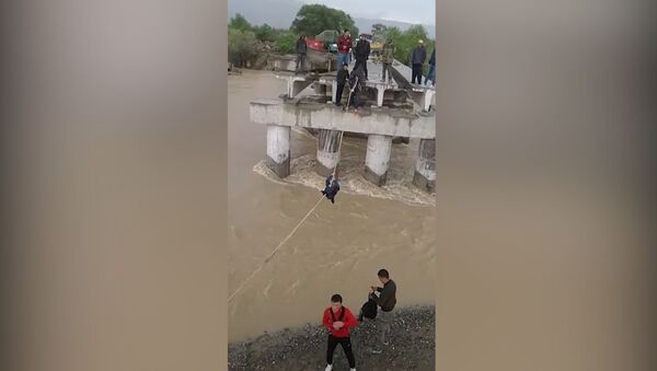 Без моста: люди переходят реку Нарын с помощью аркана. Видео - Sputnik Кыргызстан
