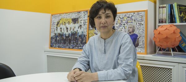 Билимди баалоо жана окутуу усулдары борборунун Жалпы республикалык тестирлөөнү өткөрүү боюнча адис Мээрим Кадырова - Sputnik Кыргызстан