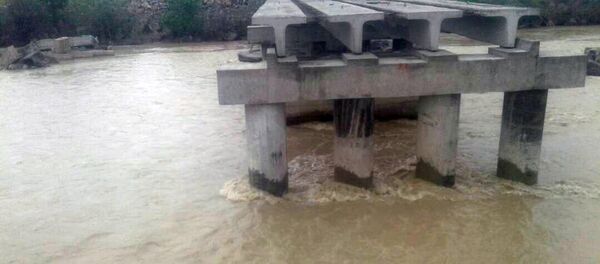 Аварийный мост в Ак-Талинском районе Нарынской области - Sputnik Кыргызстан