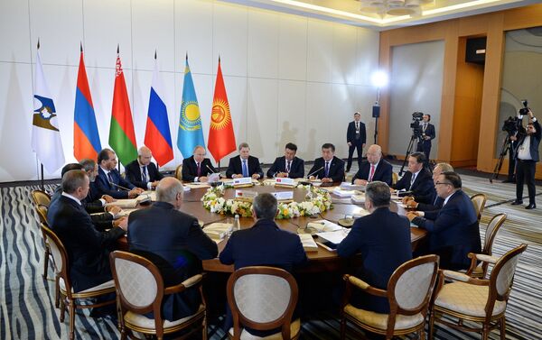 Президент Кыргызстана Сооронбай Жээнбеков выступил на заседании Высшего Евразийского экономического совета - Sputnik Кыргызстан