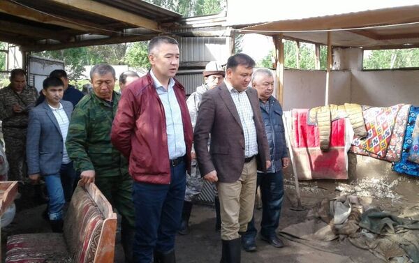 Министр посетил владельцев жилых домов, которые пострадали от селя, ответил на вопросы местного населения и напомнил о важности страхования жилья. - Sputnik Кыргызстан
