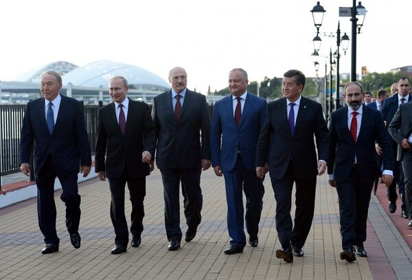 Сочини аралай баскан ЕАЭБге мүчө өлкөлөрдүн президенттери - Sputnik Кыргызстан