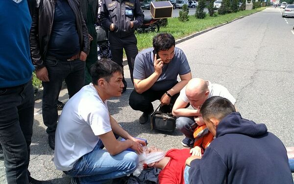 На проспекте Чуй в Бишкеке мужчина на скутере сбил девушку, сообщил корреспонденту Sputnik Кыргызстан очевидец происшествия - Sputnik Кыргызстан
