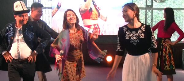 Кыргызстанская делегация станцевала кара жорго — видео с форума молодежи СНГ - Sputnik Кыргызстан