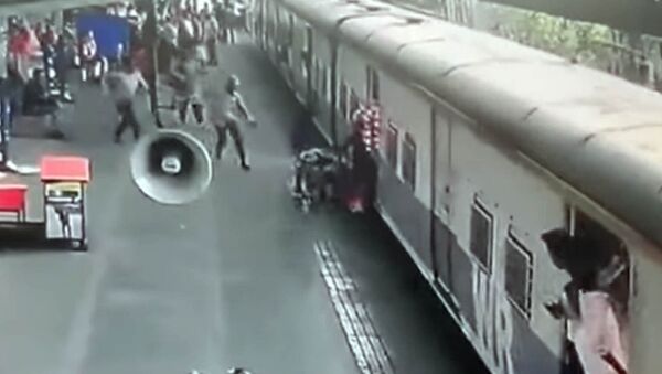 В Индии военный вытащил девочку из-под движущегося поезда — видео - Sputnik Кыргызстан