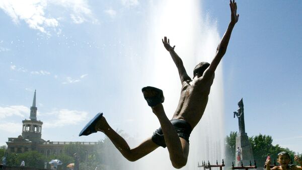 Мальчик прыгает в фонтане в центре Бишкека во время жаркой погоды. Архивное фото - Sputnik Кыргызстан