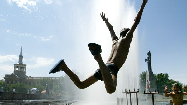 Мальчик прыгает в фонтан в центре Бишкека во время жары. Архивное фото - Sputnik Кыргызстан