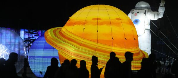 Шоу об истории освоения Вселенной на фасаде павильона «Космос» Шоу об истории освоения Вселенной на фасаде павильона «Космос» - Sputnik Кыргызстан
