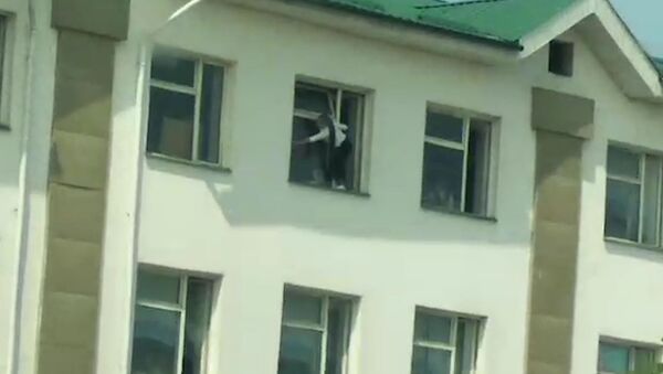 Рискуя сорваться, дети в Бишкеке мыли окна на третьем этаже школы. Видео - Sputnik Кыргызстан