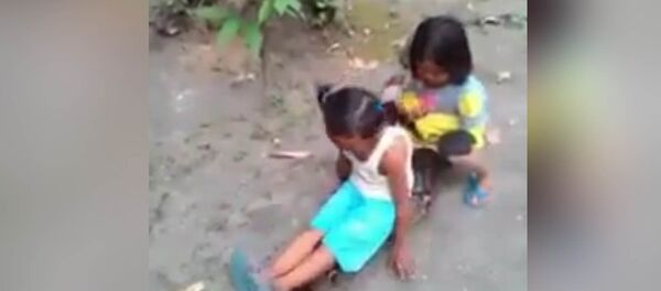 Дети катались на огромном питоне, как на лошади. Видео Дети катались на огромном питоне, как на лошади. Видео - Sputnik Кыргызстан