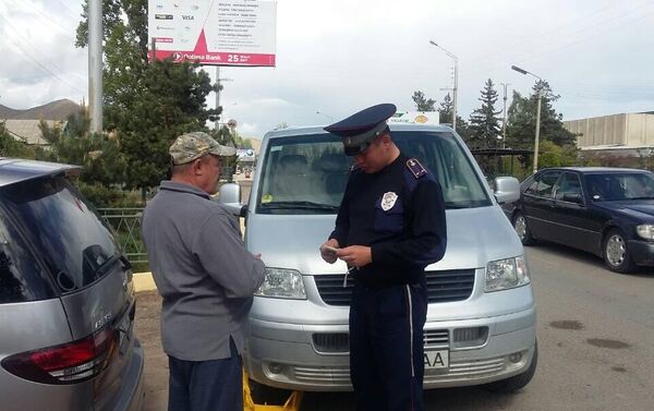 Сотрудники Отдела обеспечения безопасности дорожного движения Иссык-Кульской области начали активно использовать блокираторы колес для профилактики нарушений Правил дорожного движения - Sputnik Кыргызстан