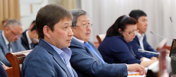 Кыргызстандын мурдагы премьер-министрлери Сапар Исаков жана Жантөрө Сатыбалдиев. Архив - Sputnik Кыргызстан