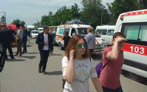 Бишкектеги Орто-Сай базары жардыруучу түзүлүш тууралуу билдирүүдөн кийин тегерете курчоого алынды - Sputnik Кыргызстан