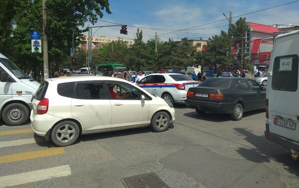 Орто-Сайский рынок в Бишкеке оцеплен со всех сторон после сообщения о заложенном взрывном устройстве - Sputnik Кыргызстан