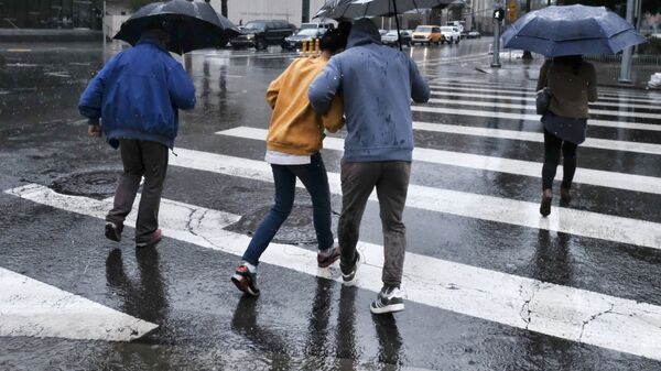 Люди с зонтами переходят улицу во время дождя. Архивное фото - Sputnik Кыргызстан