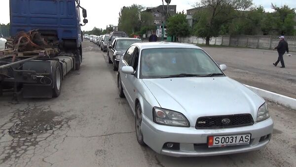 Они экономят тысячи! Почему у здания ГРС километровая очередь из авто — видео - Sputnik Кыргызстан